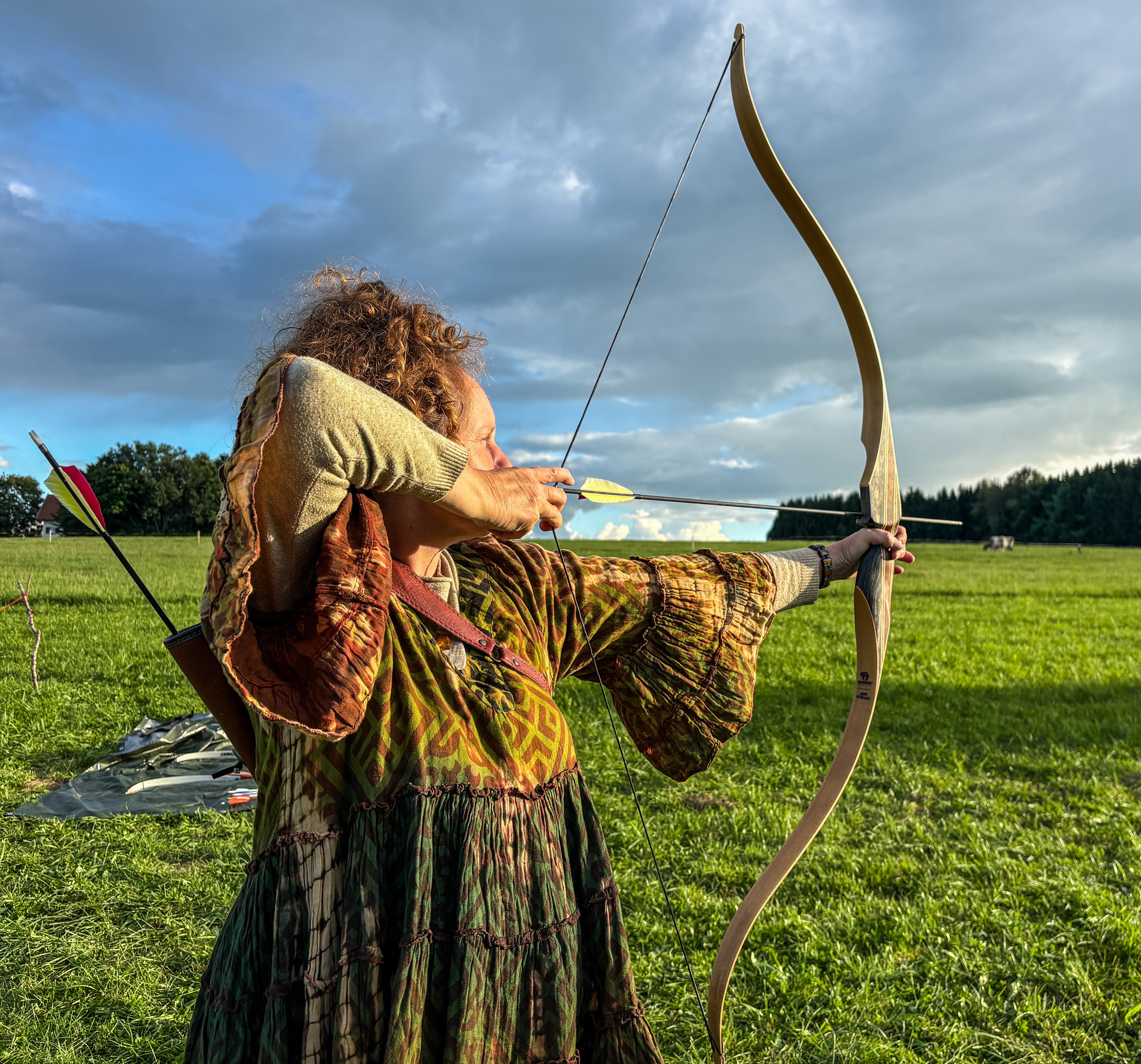 Frau beim Bogenschießen