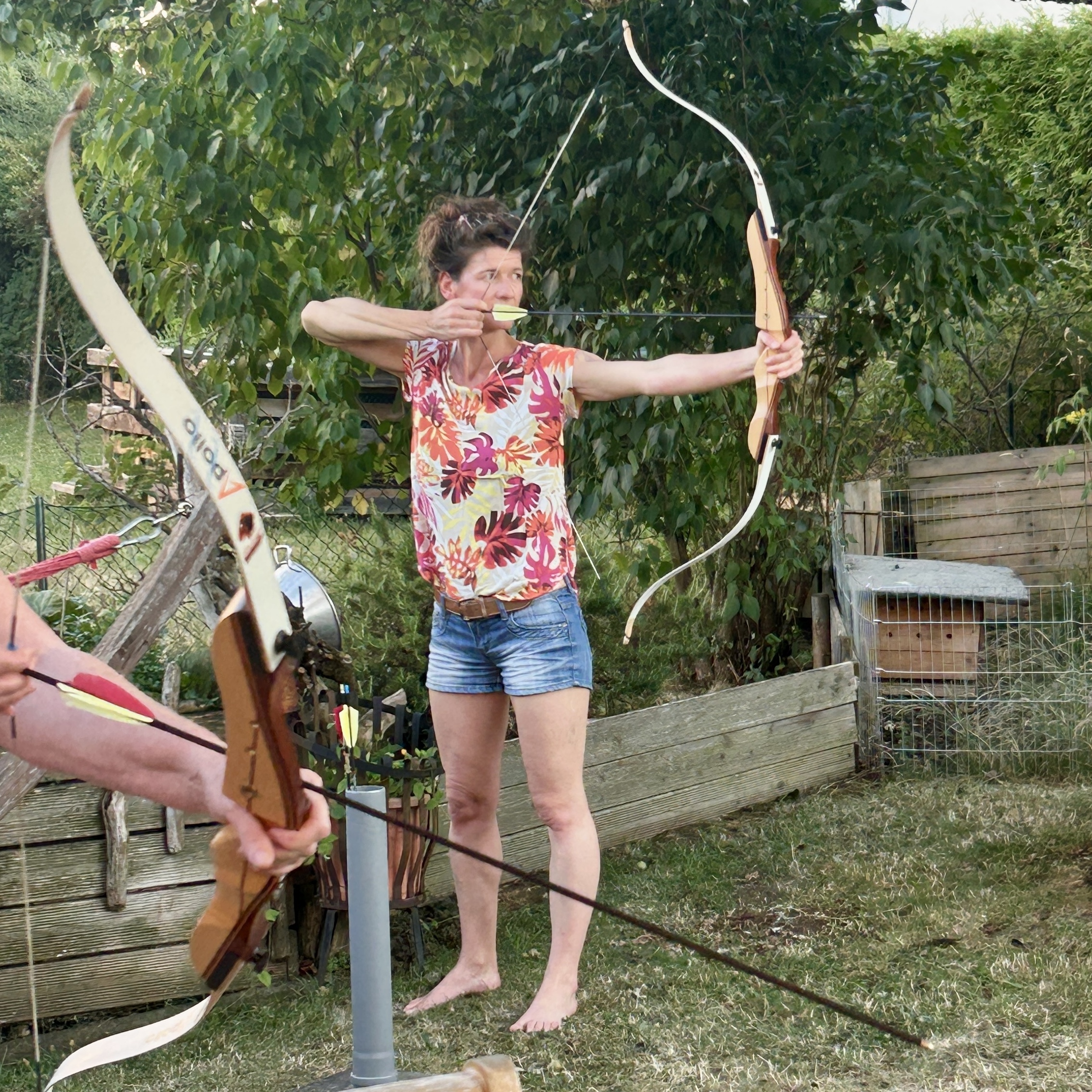 Frau beim Bogenschießen
