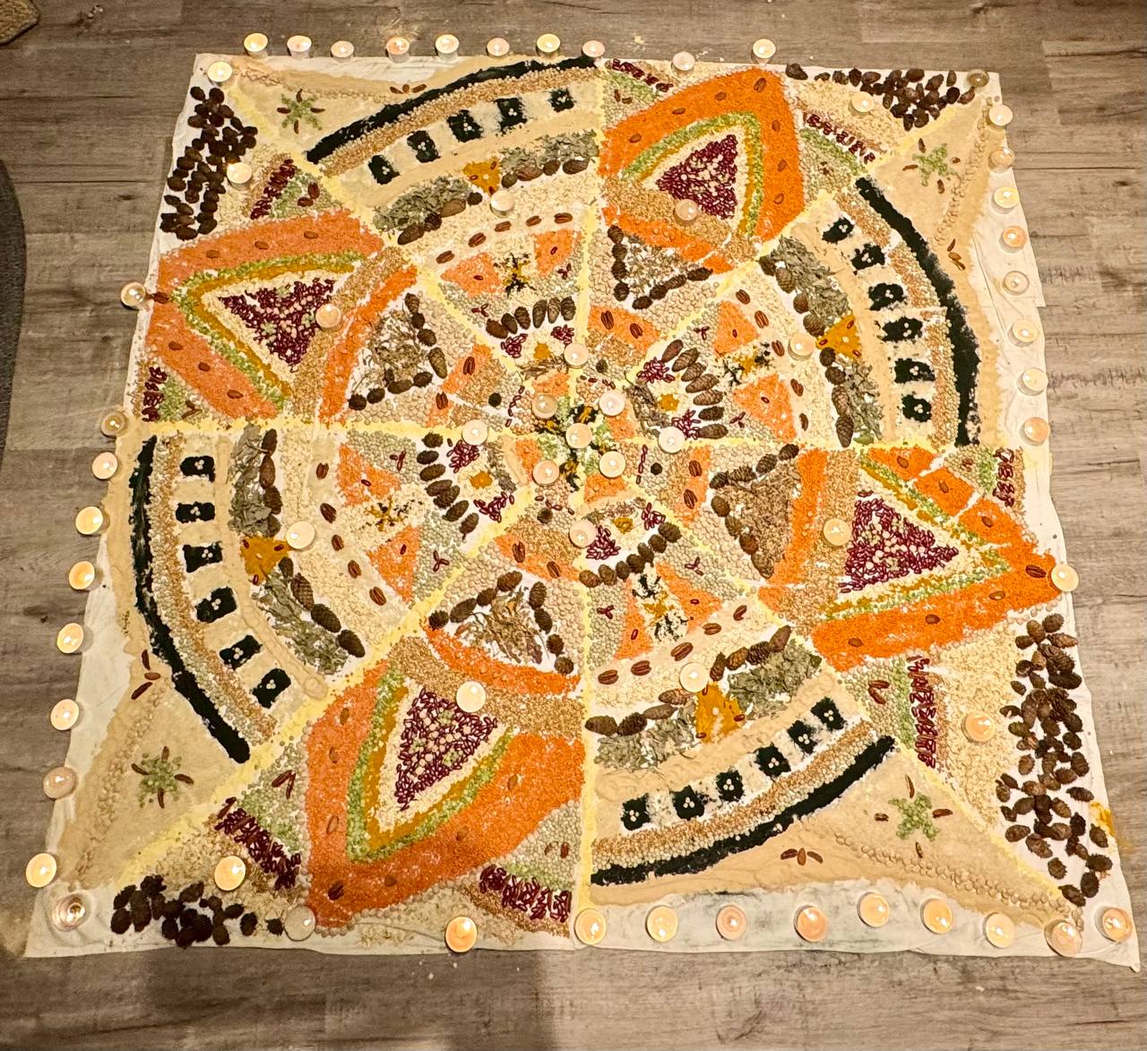Mandala aus Körnern auf Boden gelegt