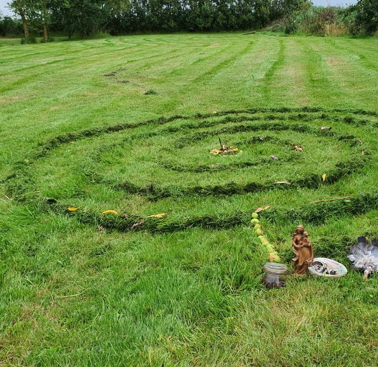 Spirale in Gras geformt