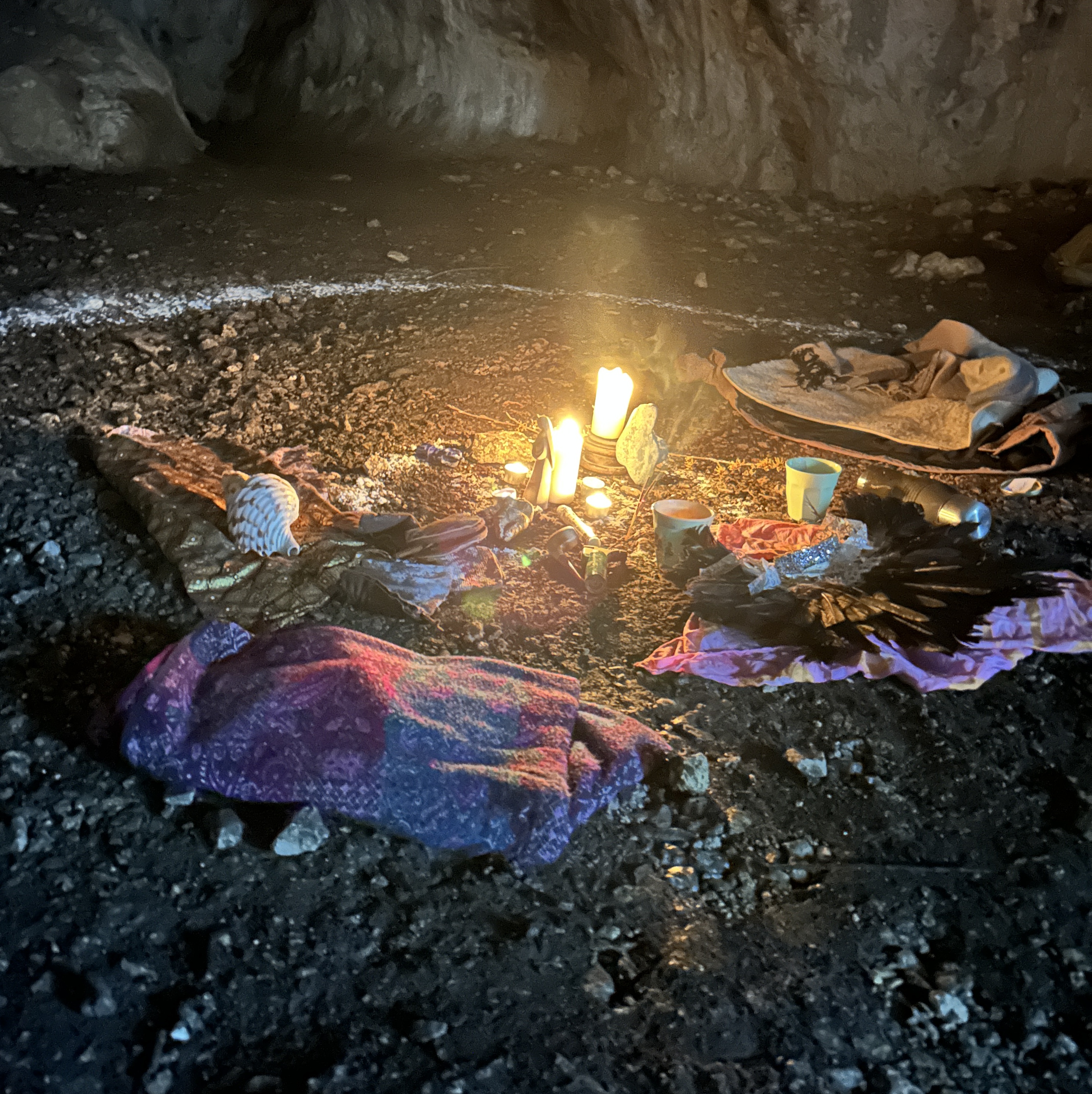 Kreis mit Kerzen auf Steinboden