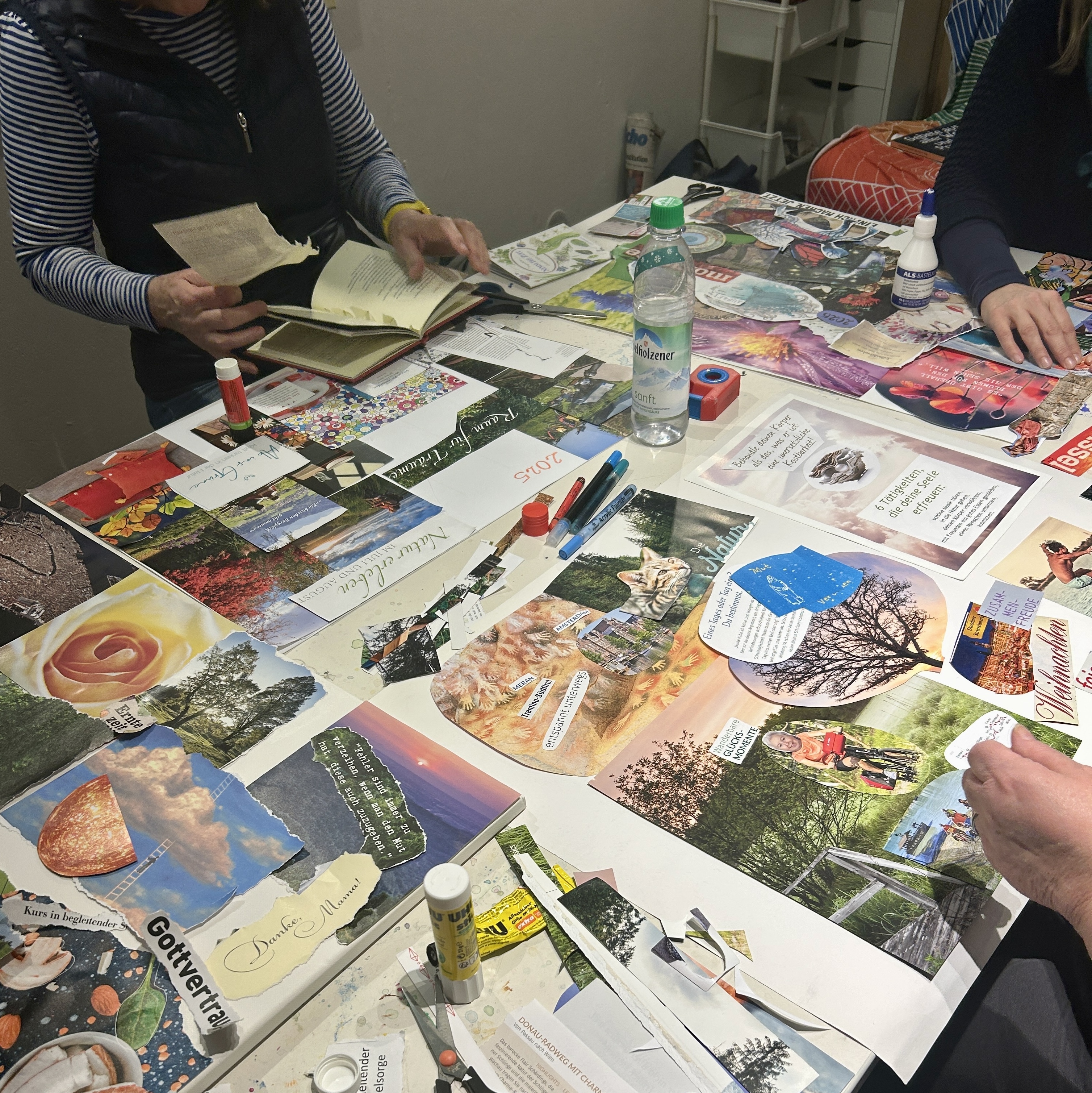 Menschen, die Bilder in Zeitungen suchen