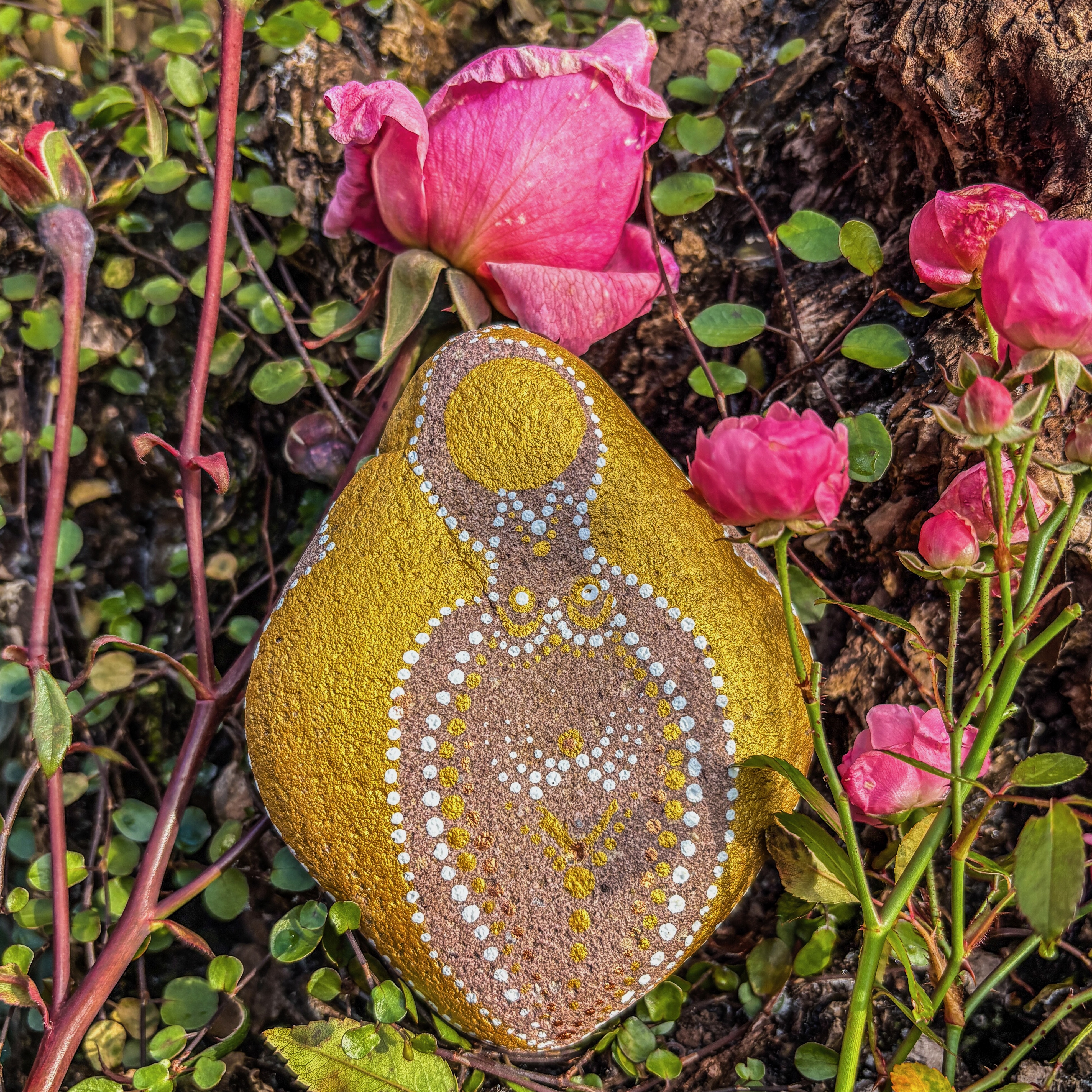 Auf Stein gemalter Engel in Frauengestalt