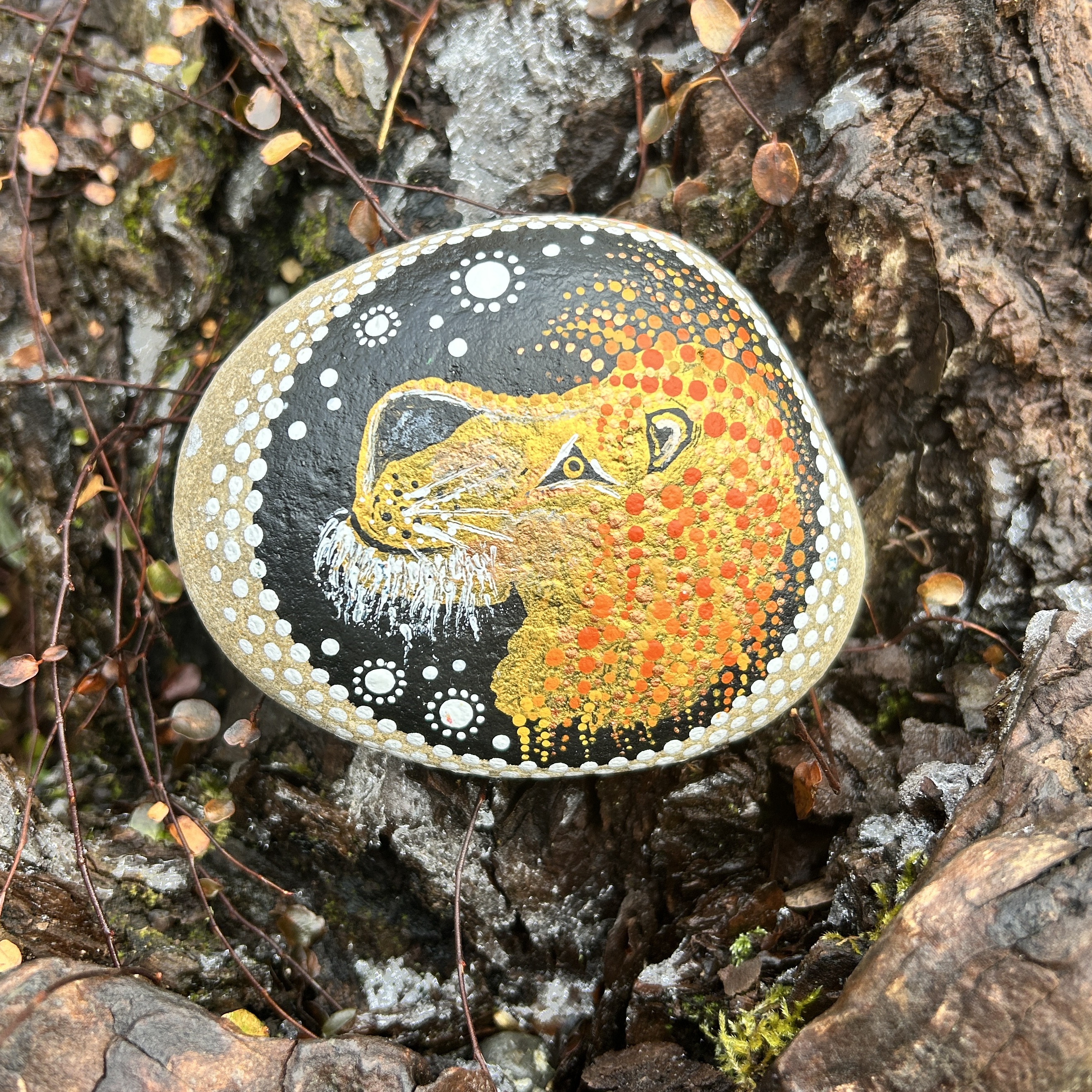 Stein mit Löwenkopf in Acrylfarben bemalt