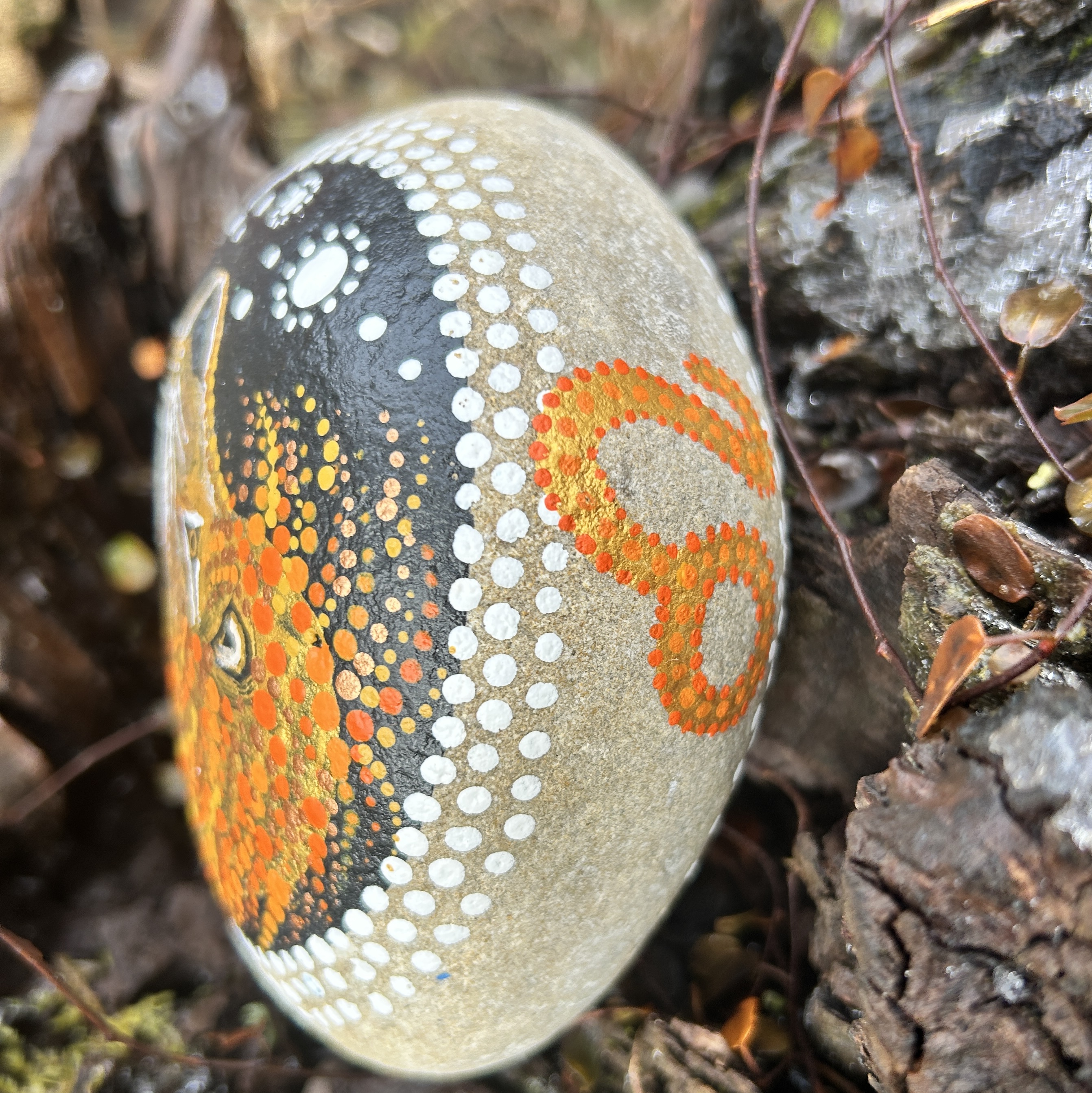 Stein mit Löwenkopf und astrologischem Symbol in Acrylfarben bemalt