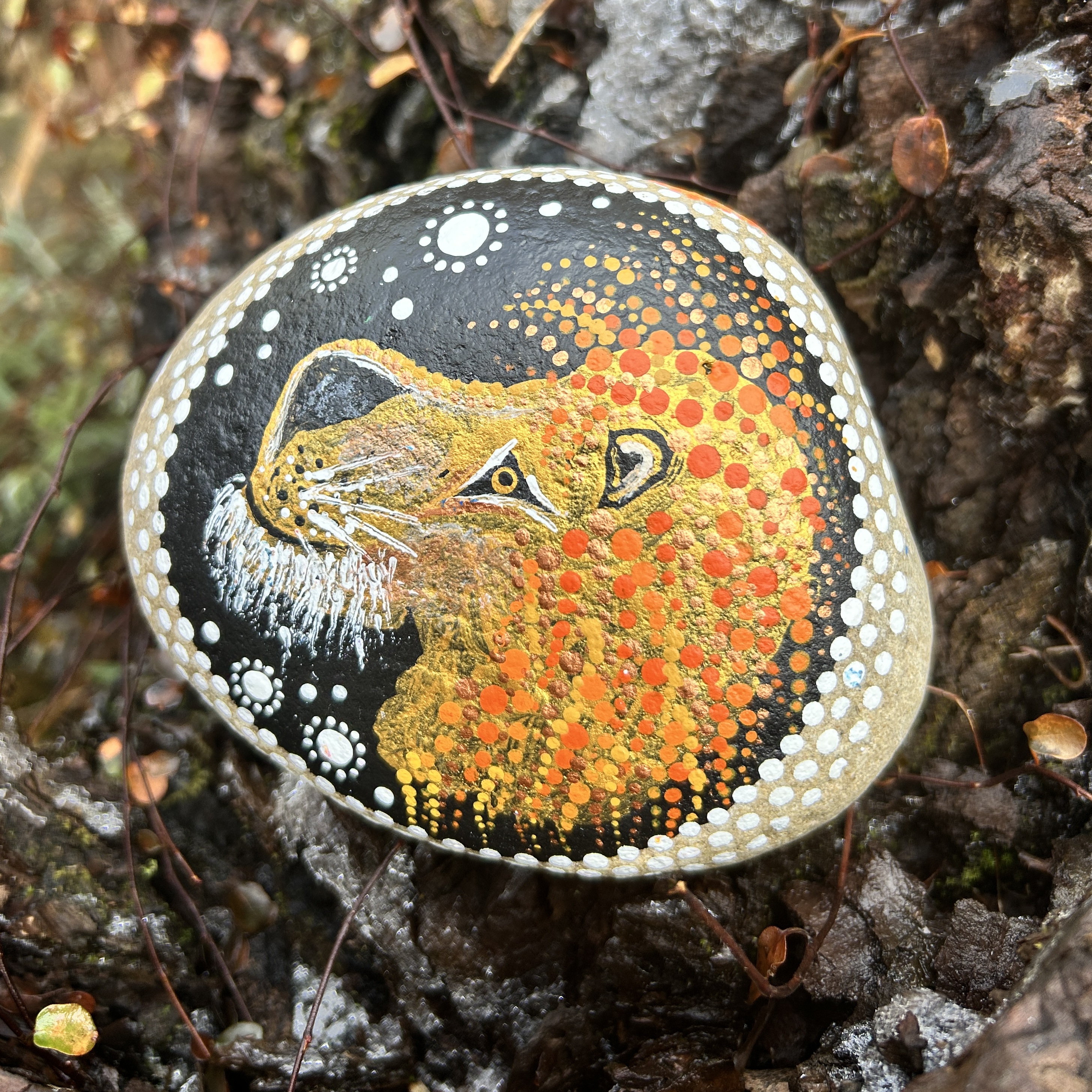 Stein mit Löwenkopf in Acrylfarben bemalt