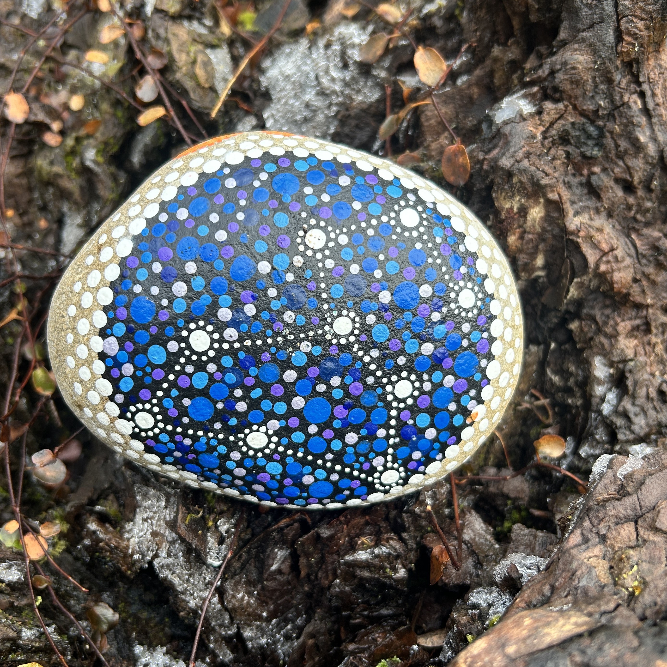 Stein mit Sternbild Löwe in Dot Painting Technik in Acrylfarben bemalt