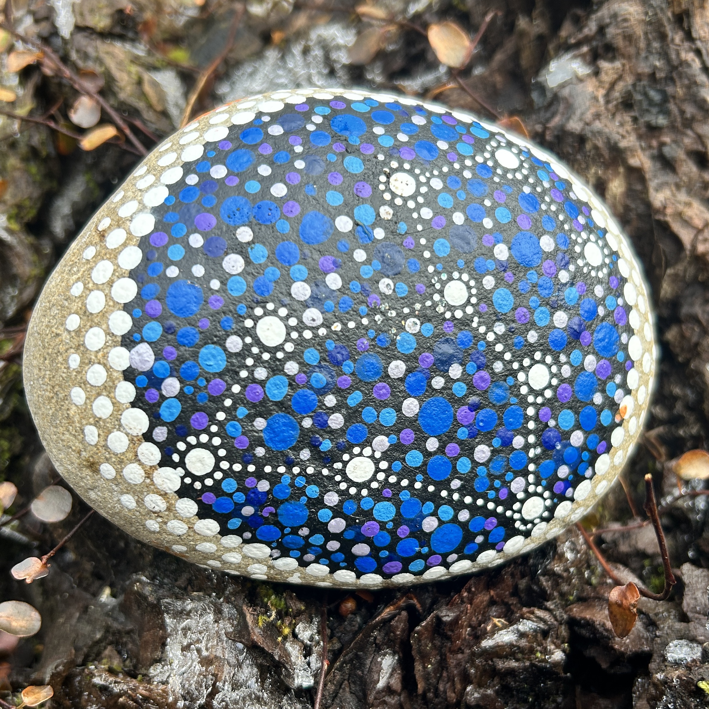 Stein mit Sternbild Löwe in Dot Painting Technik in Acrylfarben bemalt