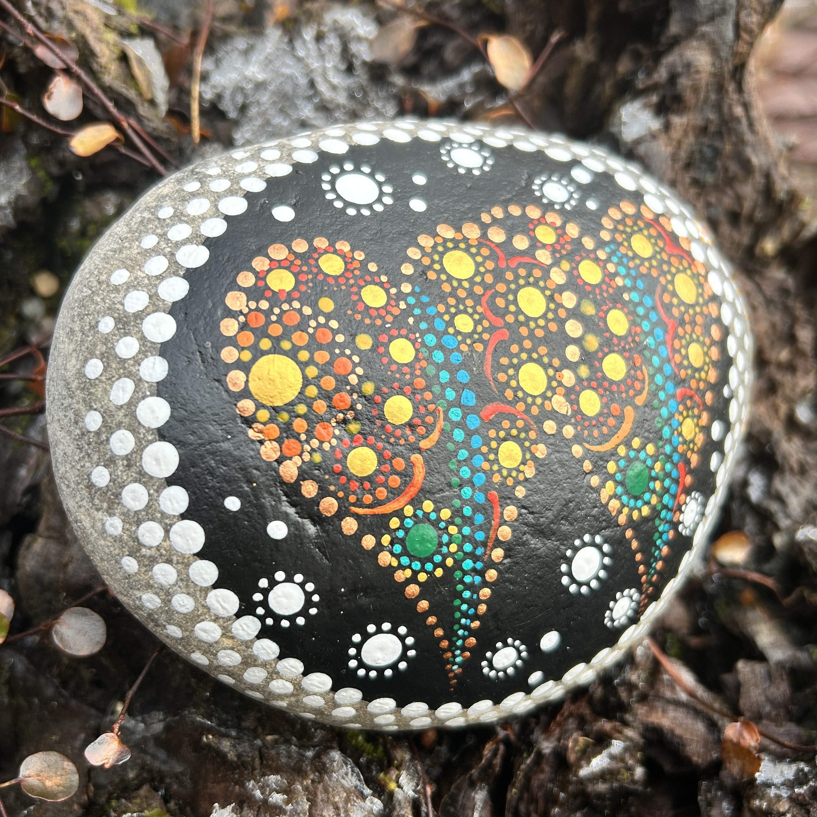 Stein mit zwei Herzen in Dot Painting Technik mit Acrylfarbe gestaltet