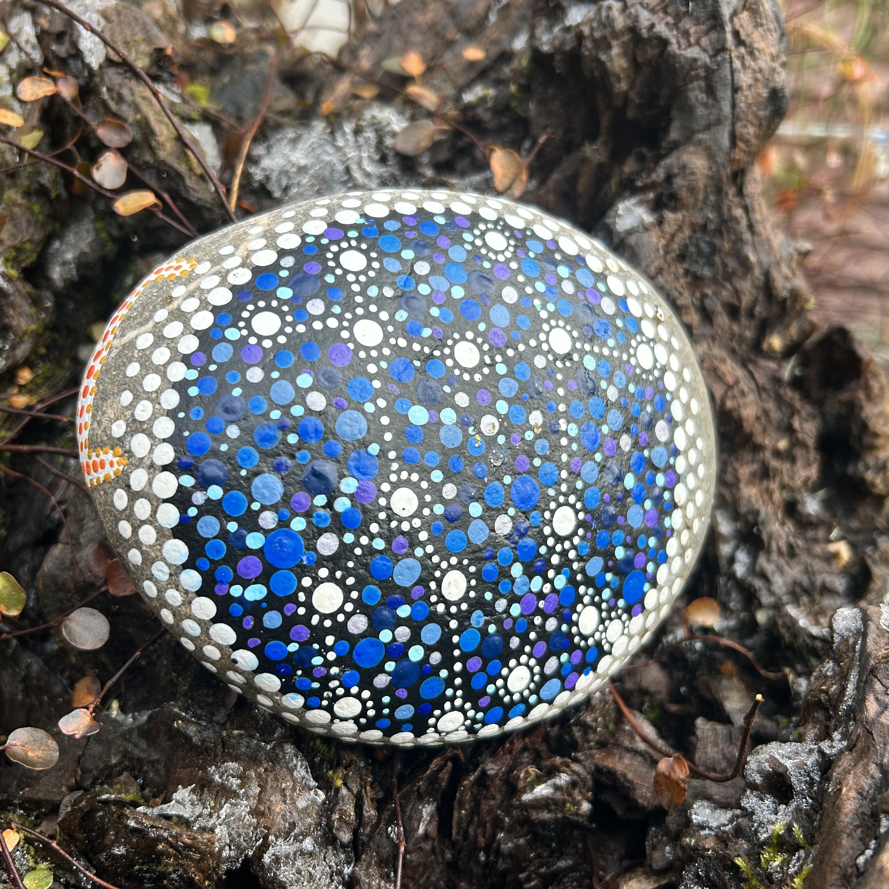 Stein mit Sternbild Zwilling in Dot Painting Technik mit Acrylfarbe gestaltet