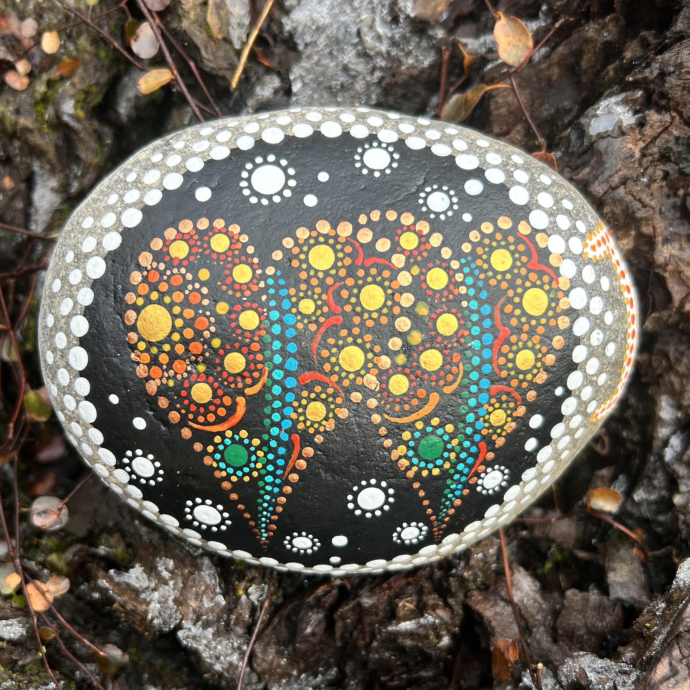 Stein mit zwei Herzen in Dot Painting Technik mit Acrylfarbe gestaltet