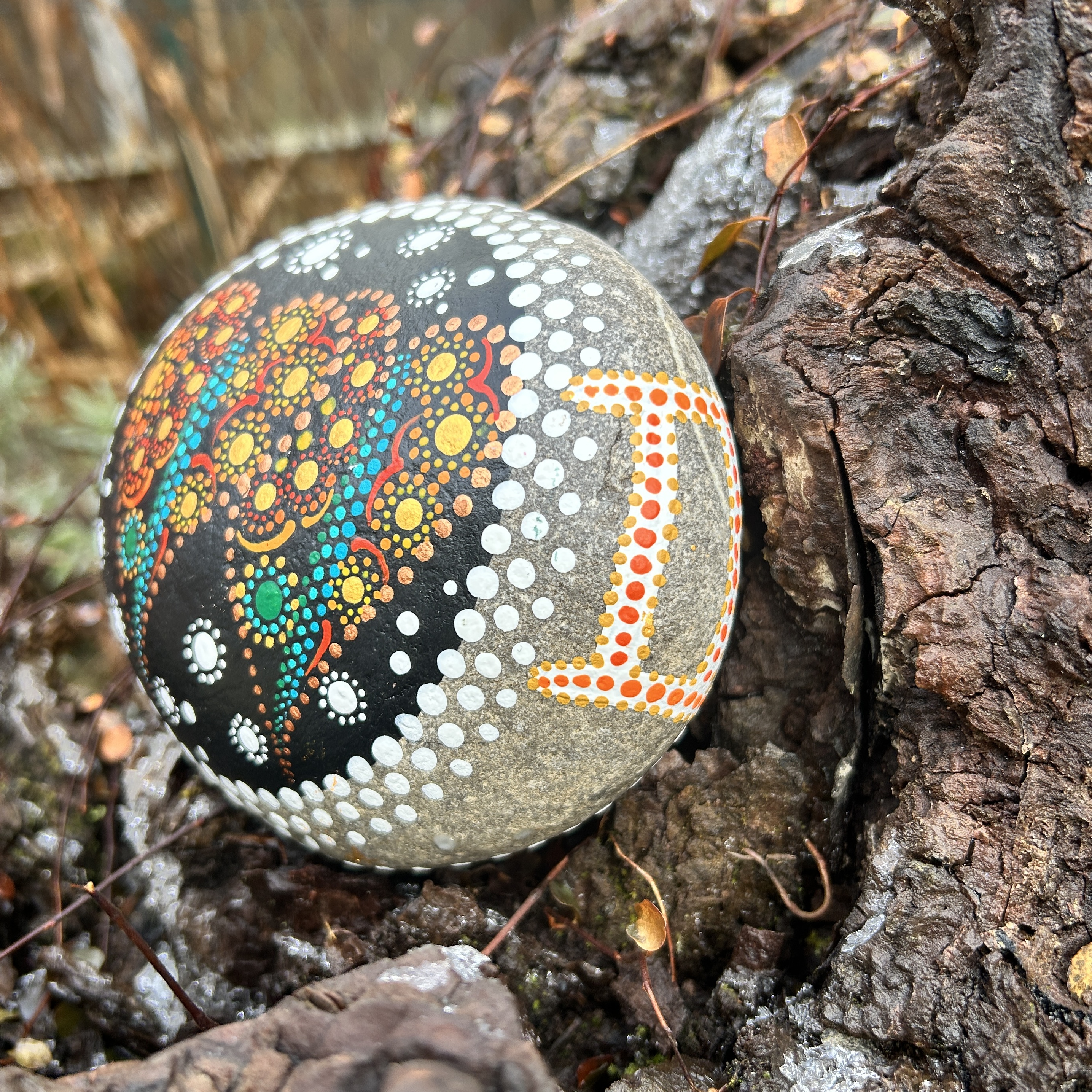 Stein mit zwei Herzen und astrologischem Symbol in Dot Painting Technik mit Acrylfarbe gestaltet