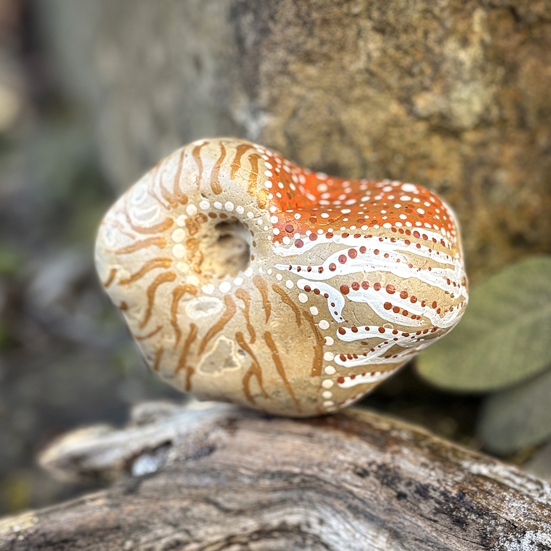 Bemalter Stein mit Nautilus seitlich