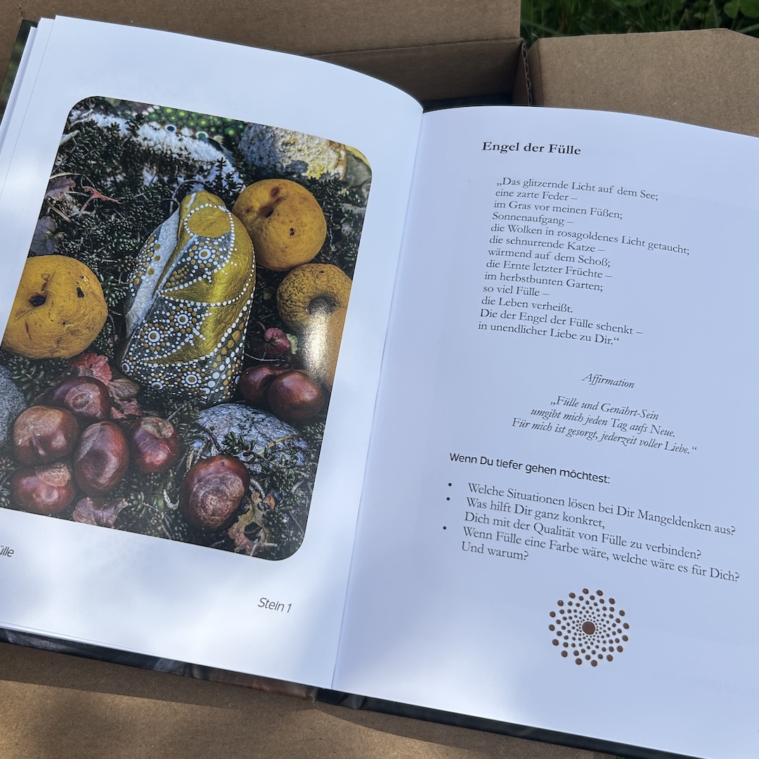 Seite aus dem Buch Steinmelodie mit Engelabbildung und Text