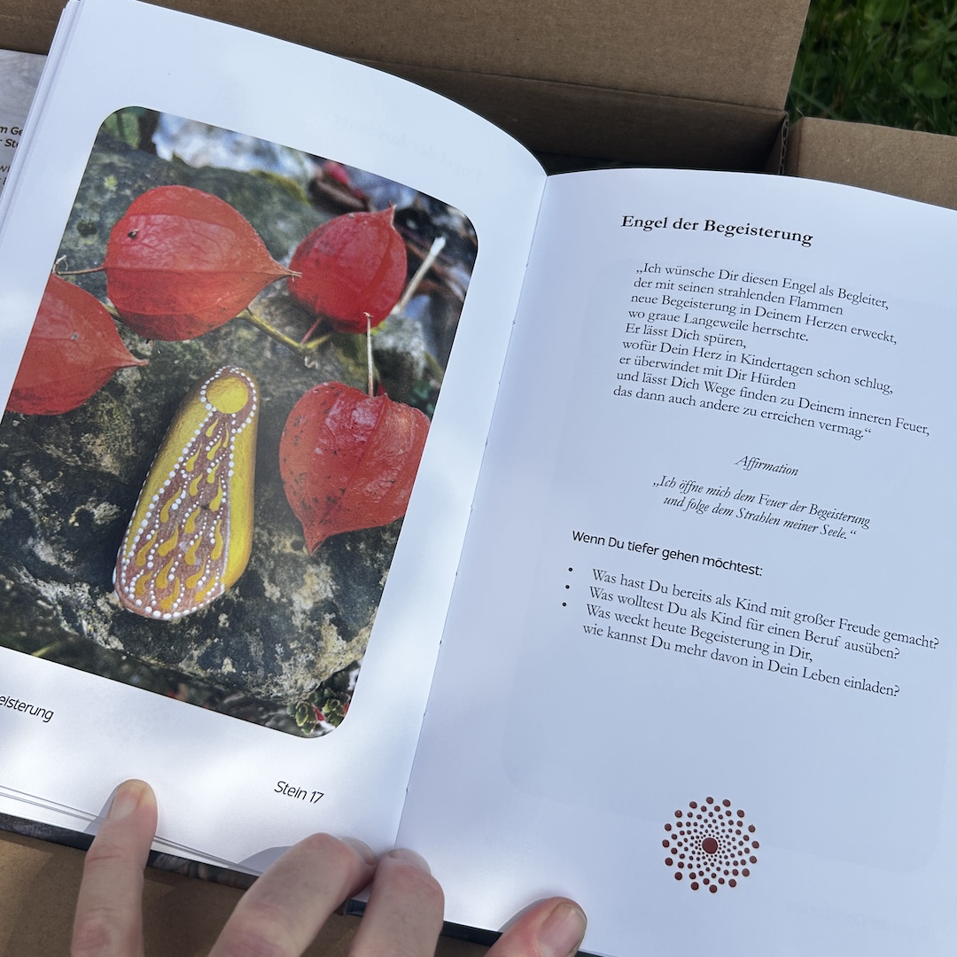 Seite aus dem Buch Steinmelodie mit Engelabbildung und Text