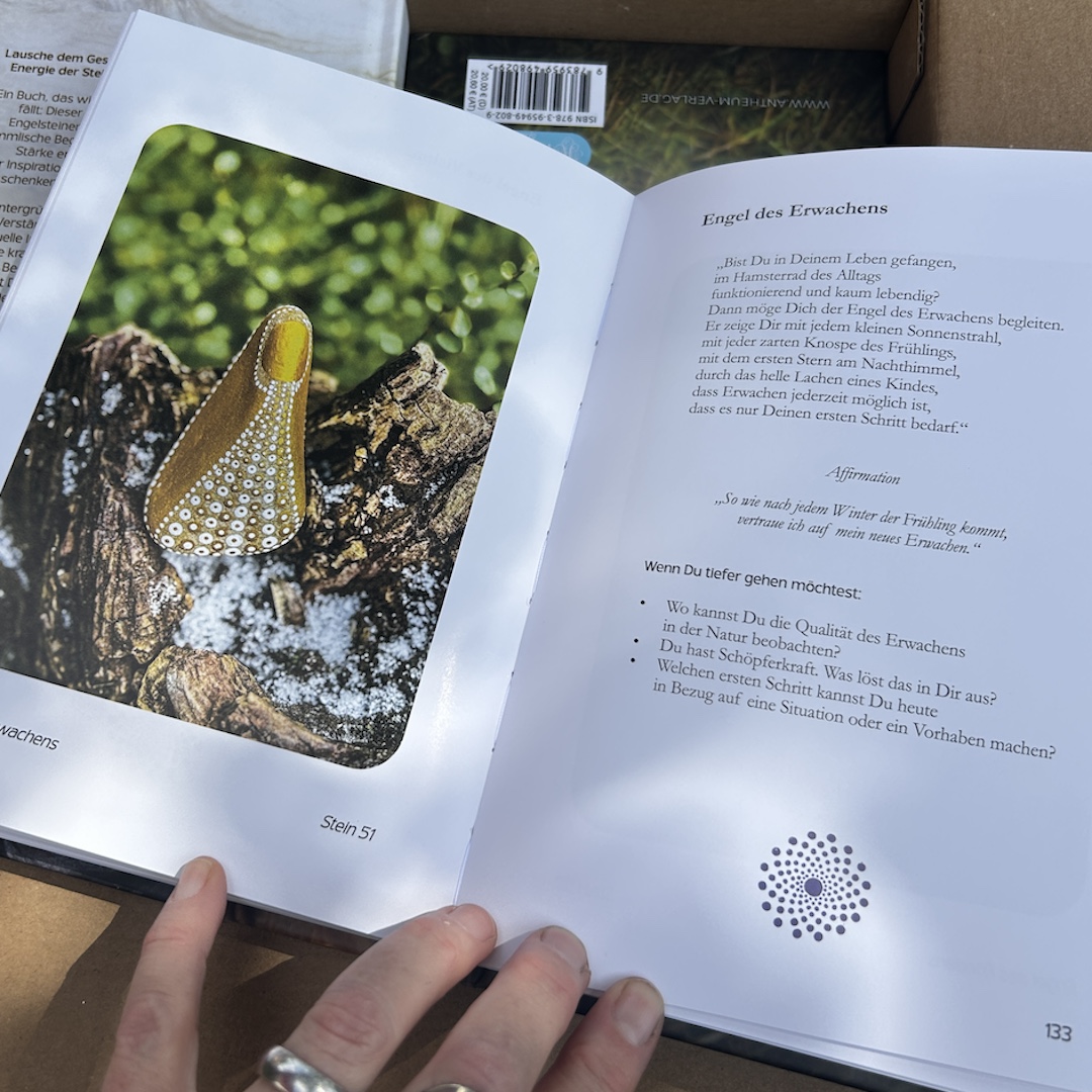 Seite aus dem Buch Steinmelodie mit Engelabbildung und Text