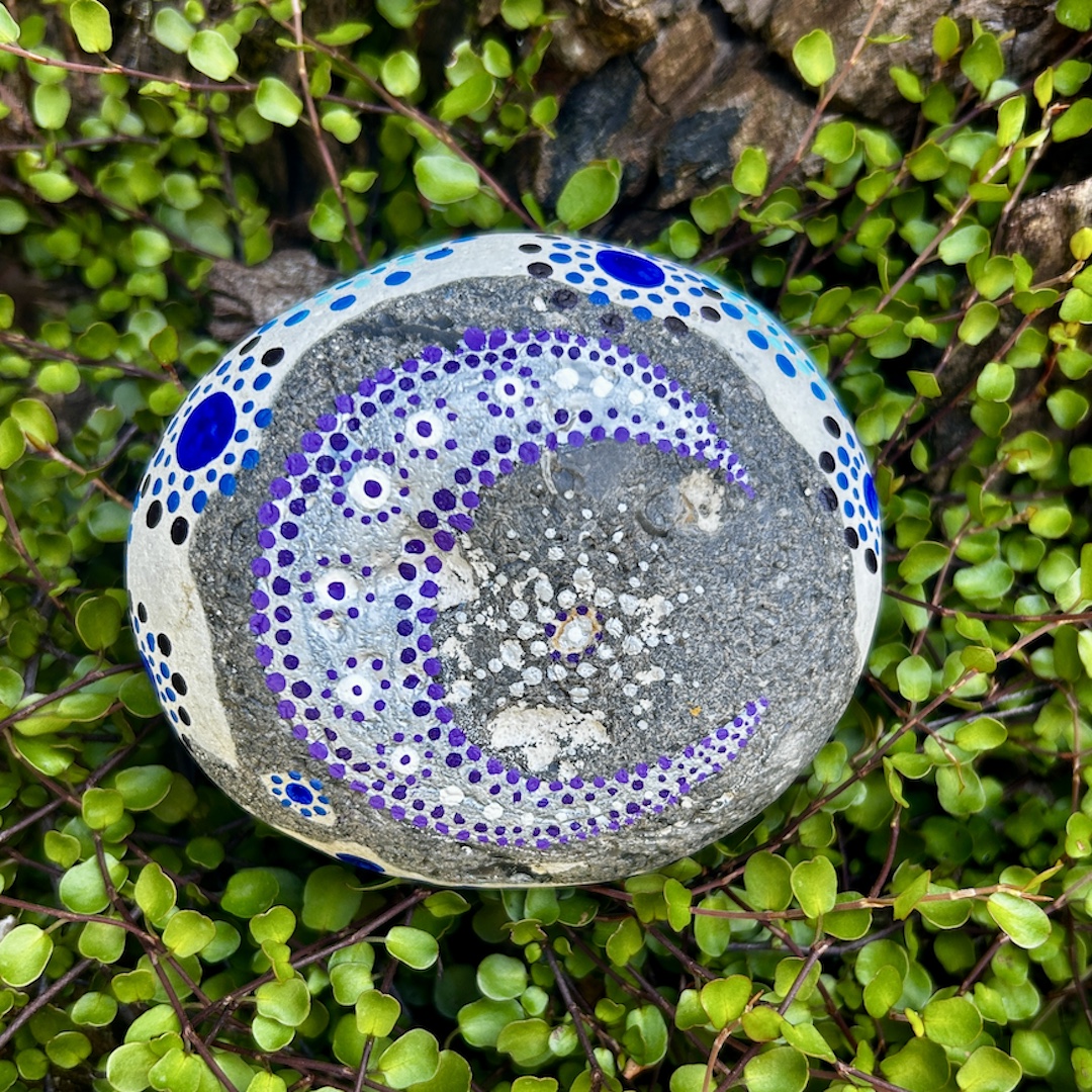 Grau- weißer Stein mit einem Mond und Stern in Dot Painting Technik bemalt