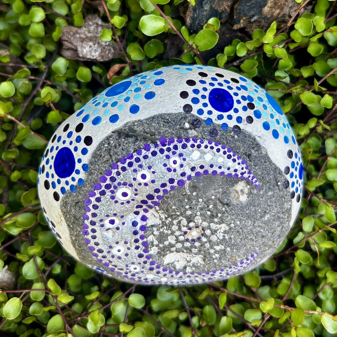 Grau- weißer Stein mit einem Mond und Stern in Dot Painting Technik bemalt