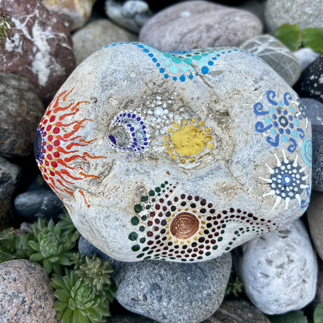 Heller Stein mit Mandalas gestaltet, der die vier Elemente zeigt