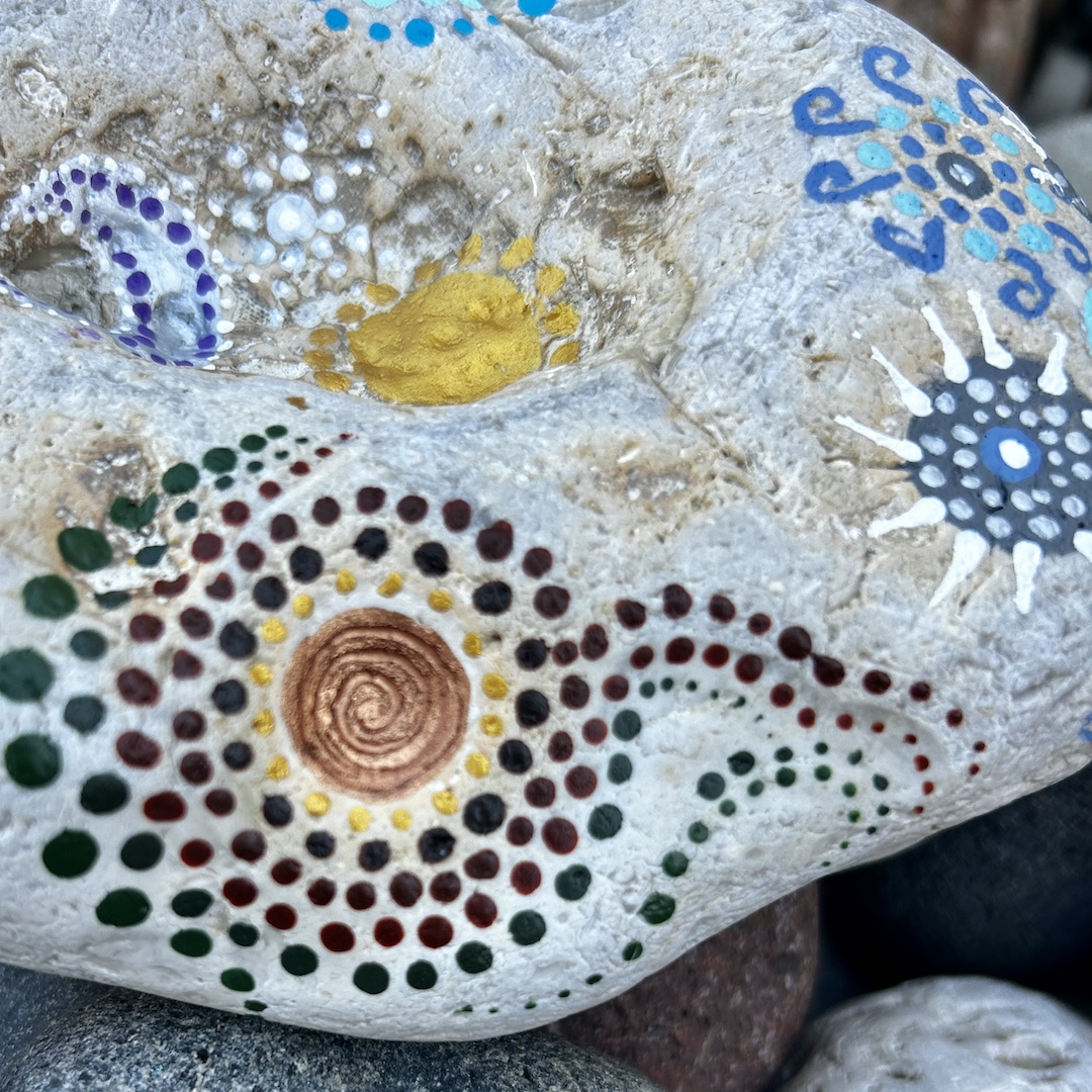 Heller Stein mit Mandalas gestaltet, im Detail das Element Erde zu sehen