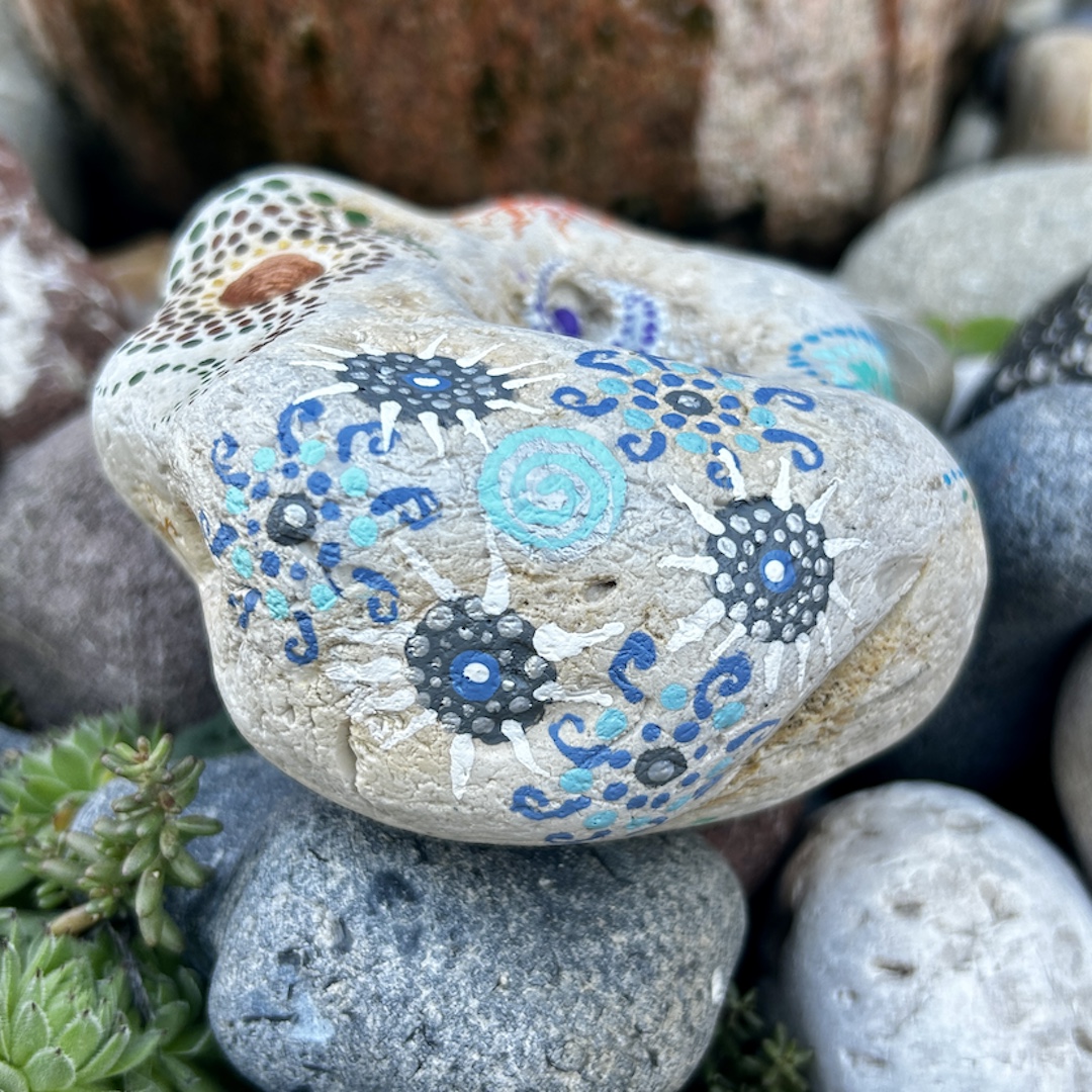 Heller Stein mit Mandalas gestaltet, im Detail das Element Luft zu sehen