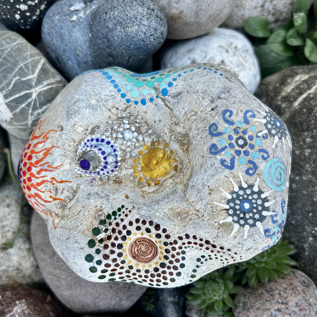 Heller Stein mit Mandalas gestaltet, der die vier Elemente zeigt