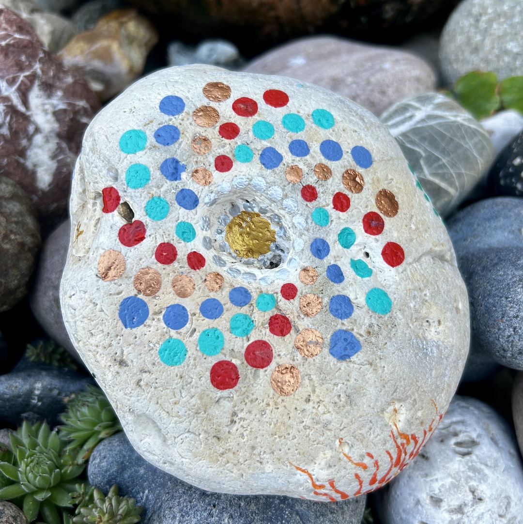 Heller Stein mit Mandalas gestaltet, der die vier Elemente zeigt