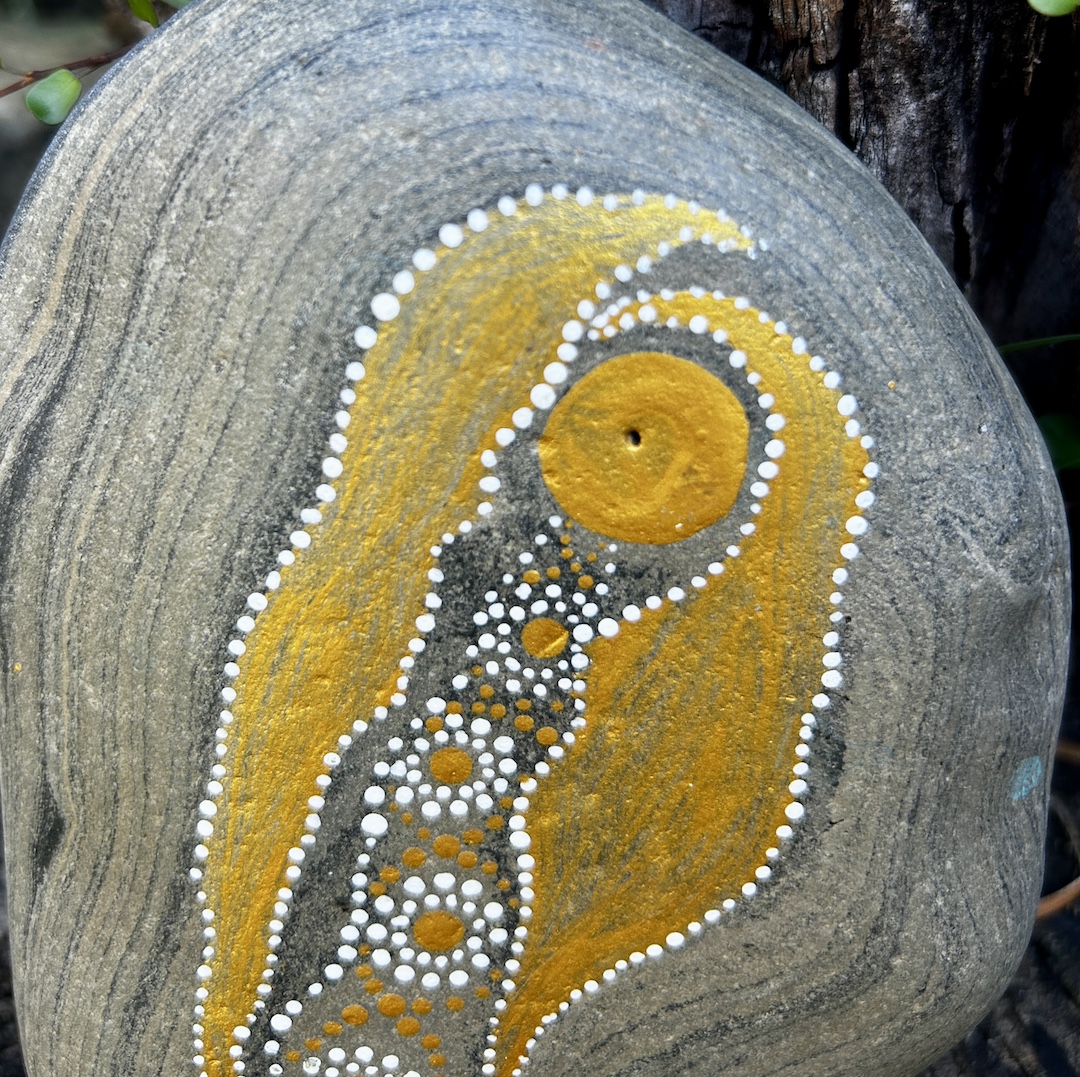 Stein mit einem Engel bemalt in Nahaufnahme