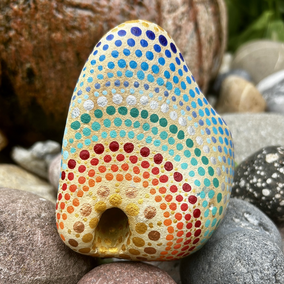 Stein in Gold- und Blautönen in Dot Painting Technik gestaltet 