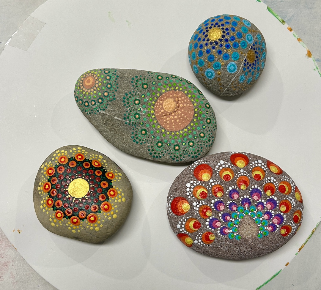 in Dot Painting Technik gestaltete Steine mit Mandalamuster