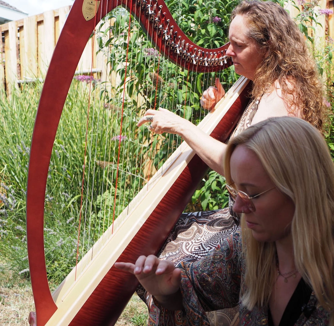 Lucie und Anja gemeinsam musizierend