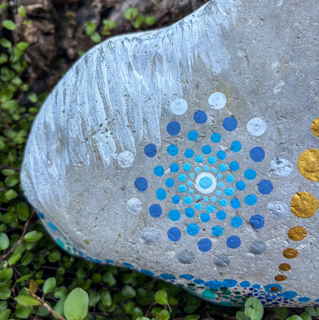 Heller Stein mit Mandala in Blautönen gestaltet