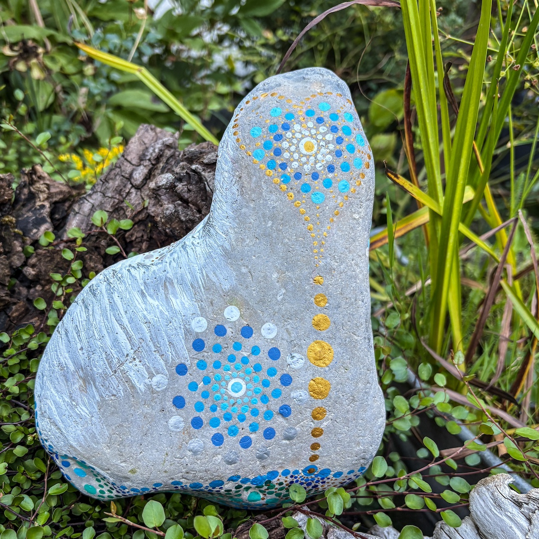 Heller Stein mit Mandala in Blautönen gestaltet