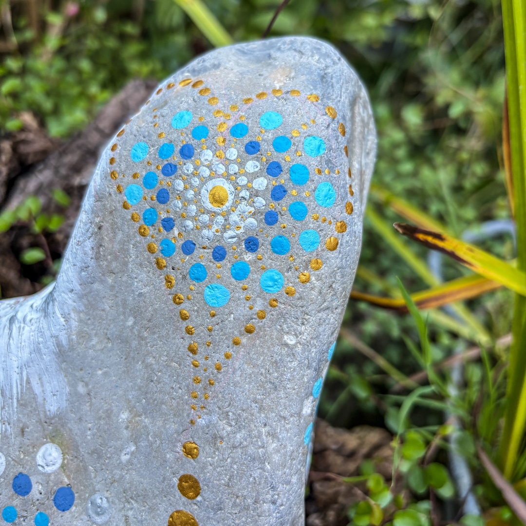 Heller Stein mit einem Herz und Mandala in Blautönen gestaltet