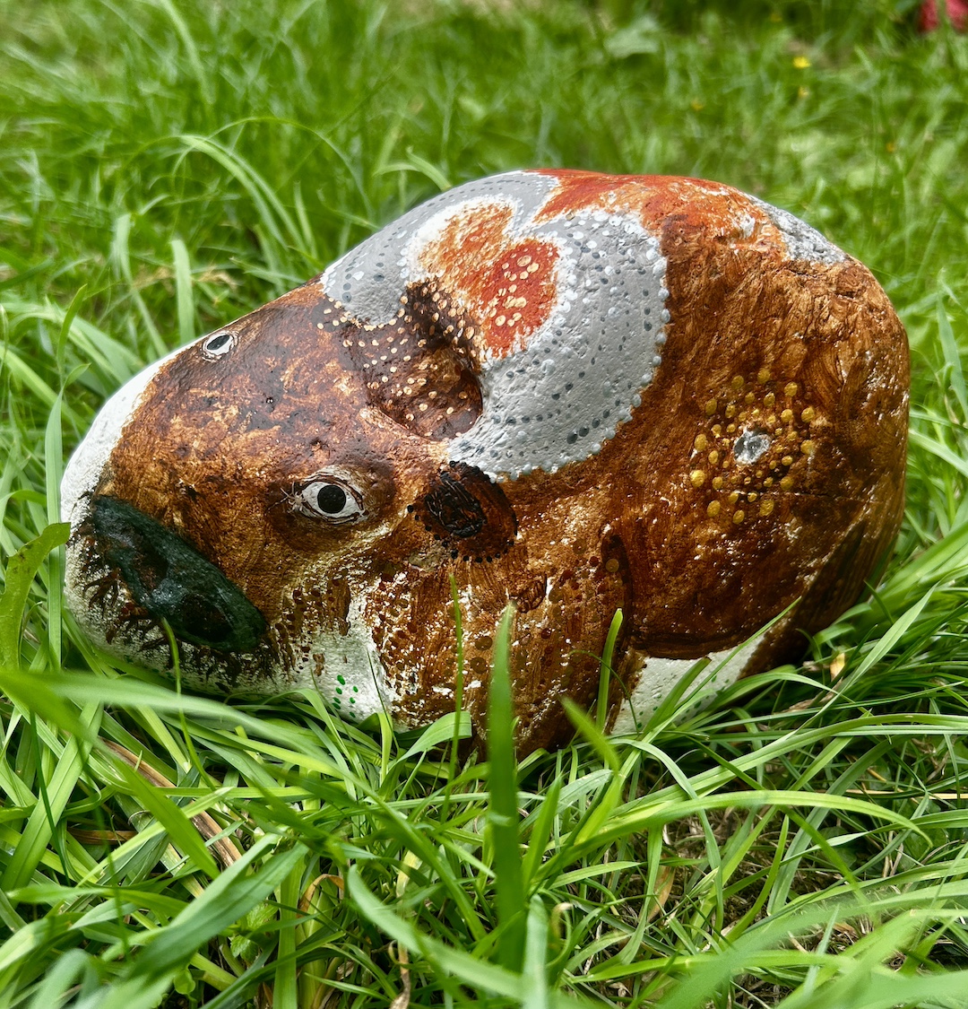 Stein bemalt in Acrylfarbe mit Bison auf Wiese