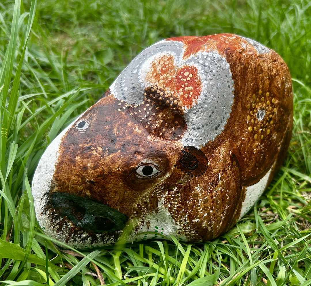 Stein bemalt in Acrylfarbe mit Bison auf Wiese