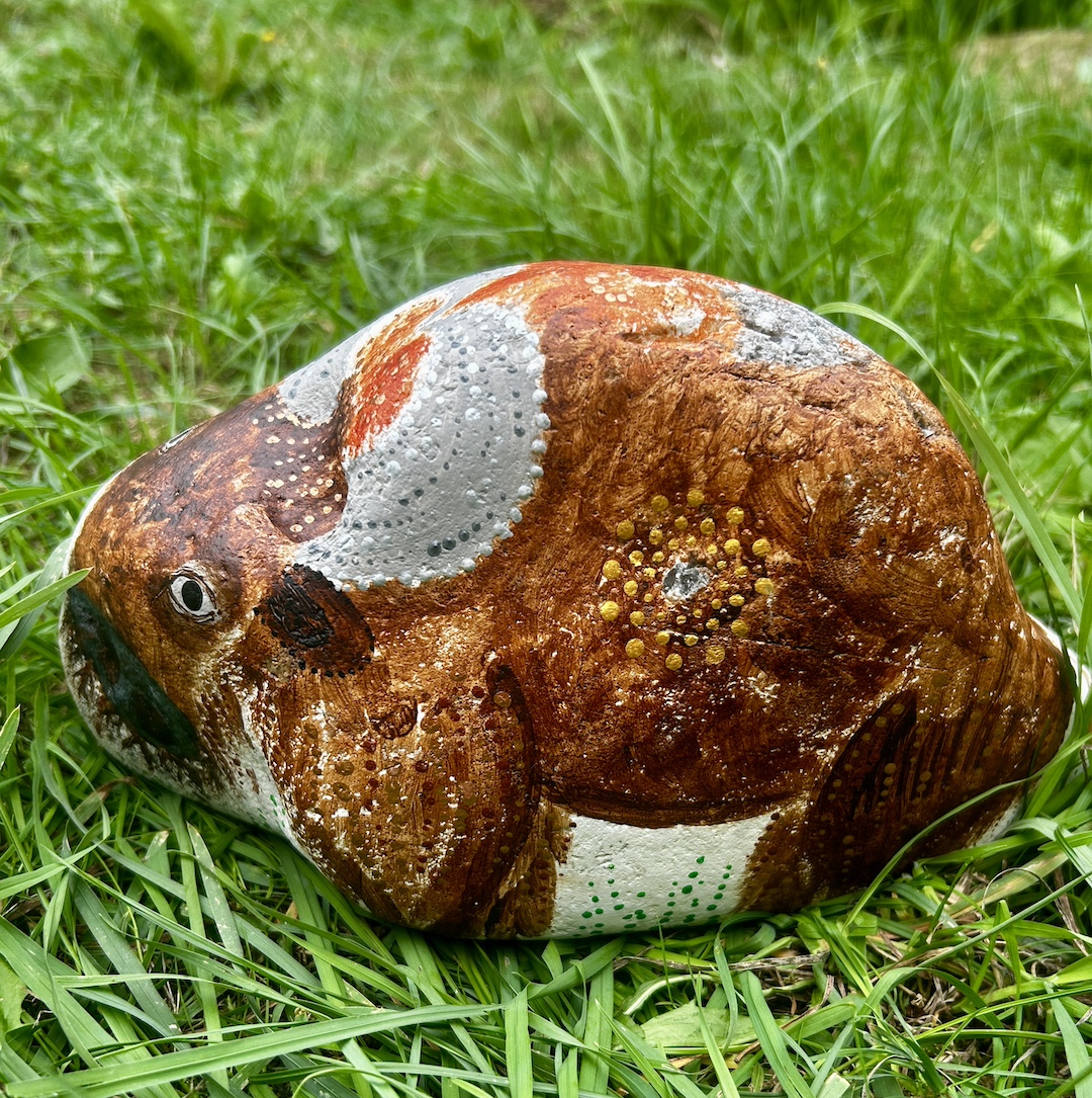 Stein bemalt in Acrylfarbe mit Bison auf Wiese