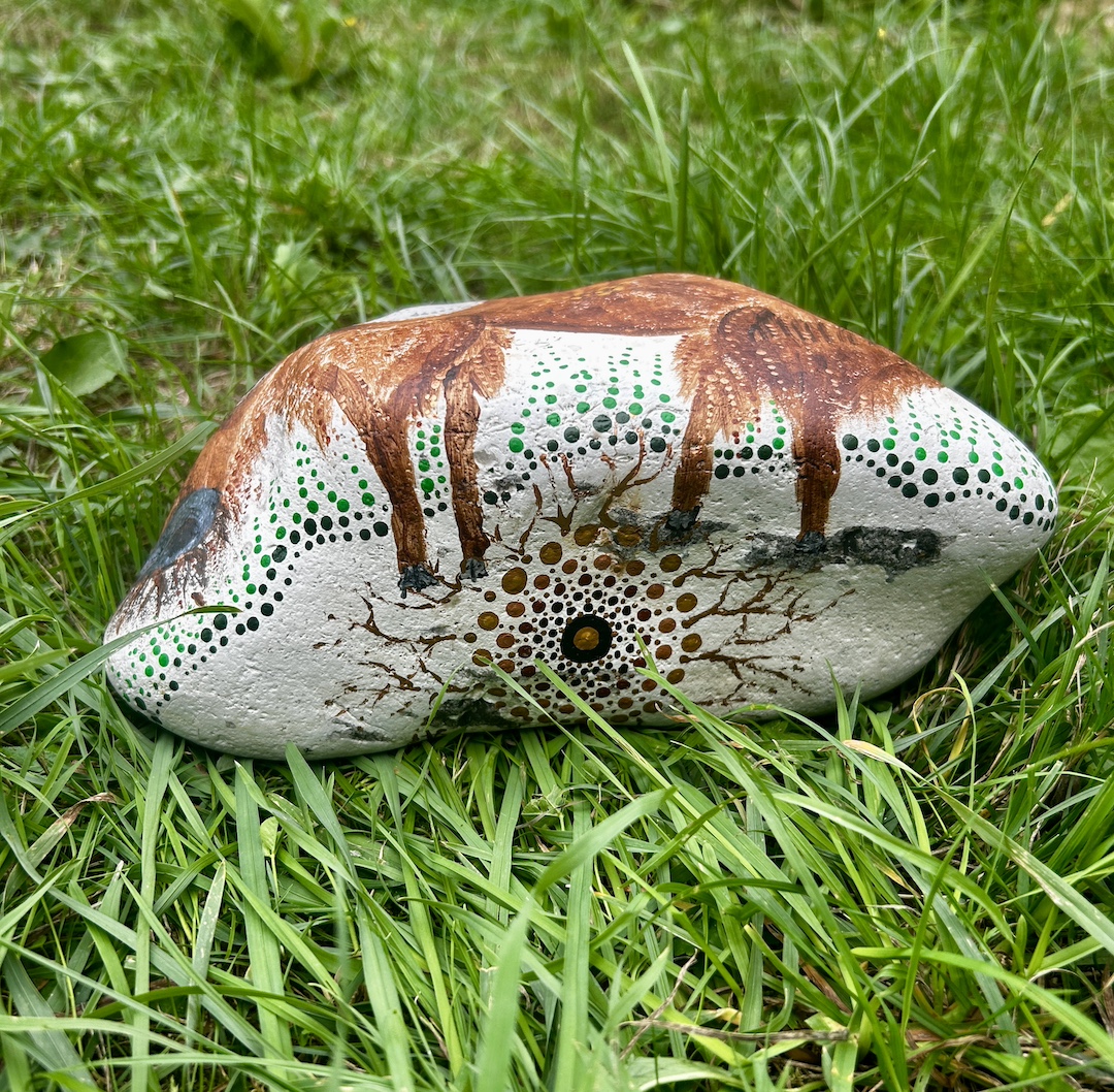 Stein bemalt in Acrylfarbe mit Bison auf Wiese
