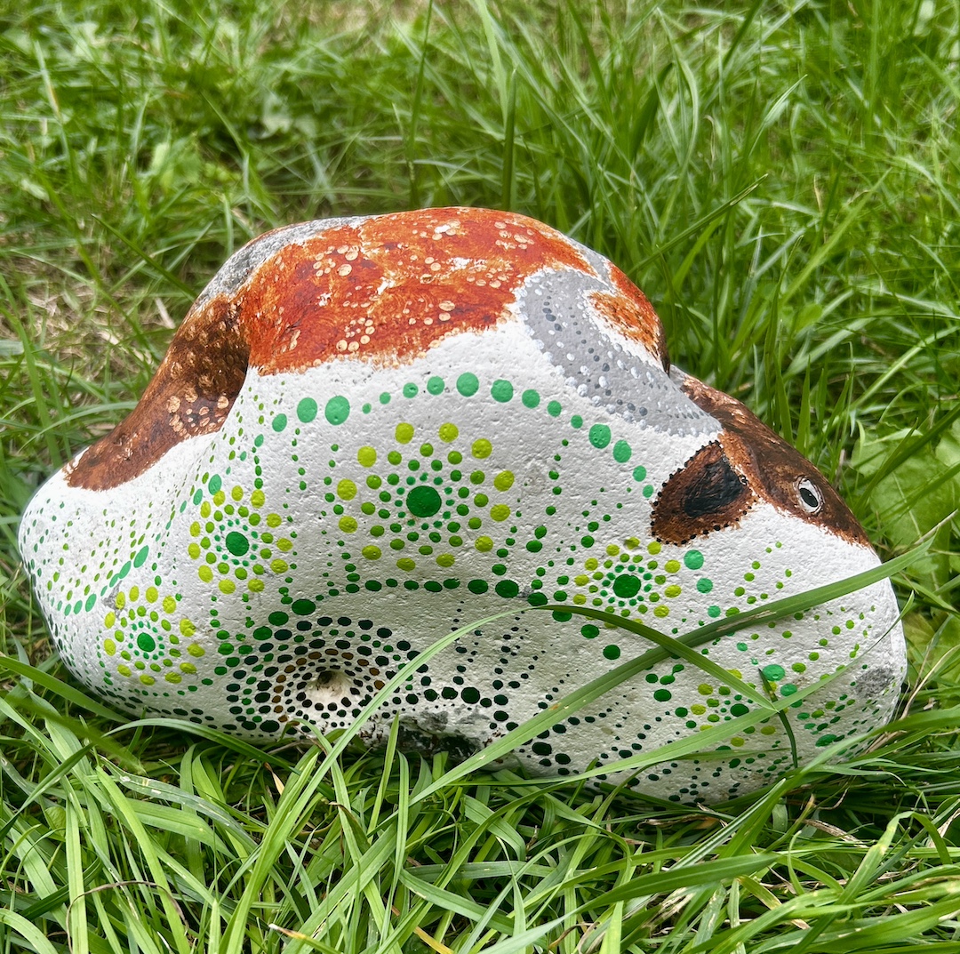 Stein bemalt in Acrylfarbe mit Bison auf Wiese