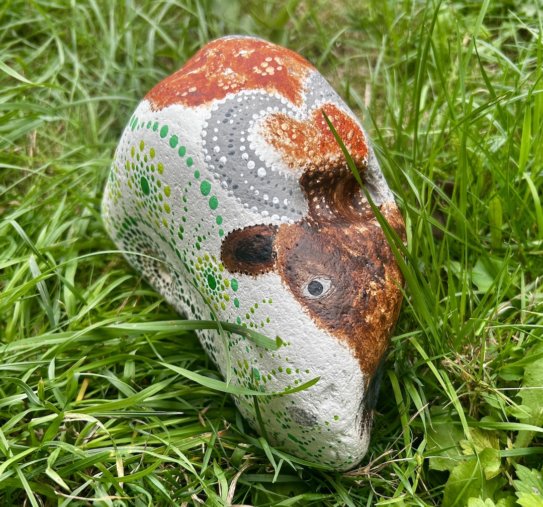 Stein bemalt in Acrylfarbe mit Bison auf Wiese