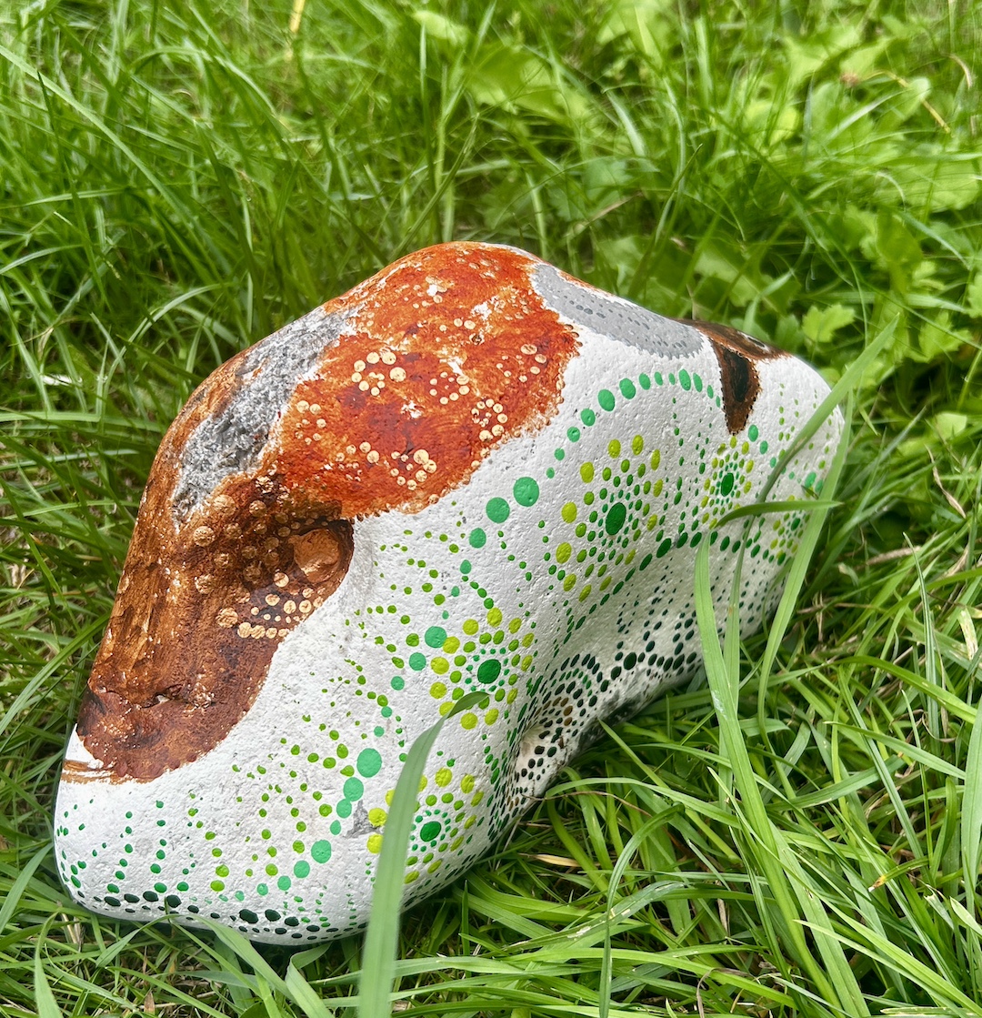 Stein bemalt in Acrylfarbe mit Bison auf Wiese