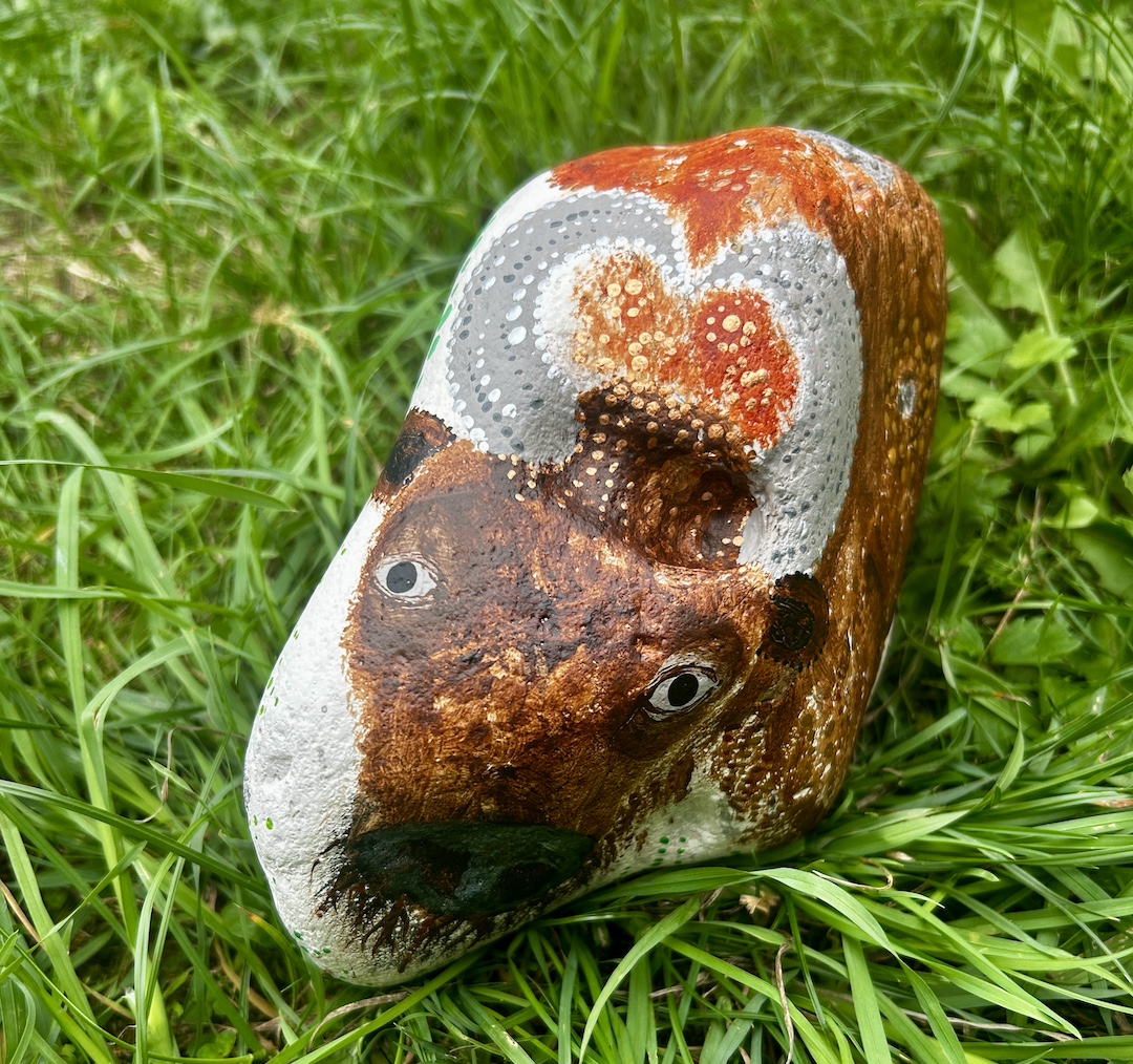 Stein bemalt in Acrylfarbe mit Bison auf Wiese