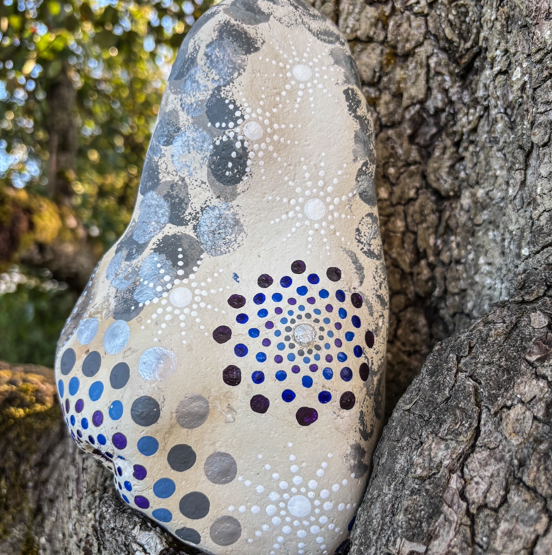 Stein mit Mandalas und Sternen in Blau, Weiß und Grau bemalt