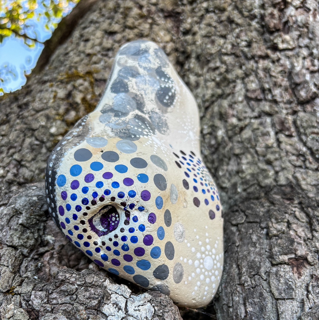 Stein mit Mandalas und Sternen in Blau, Weiß und Grau bemalt