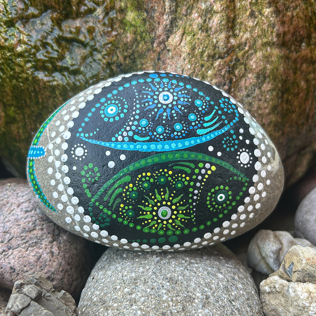 Bemalter Stein mit Sternzeichen Fische