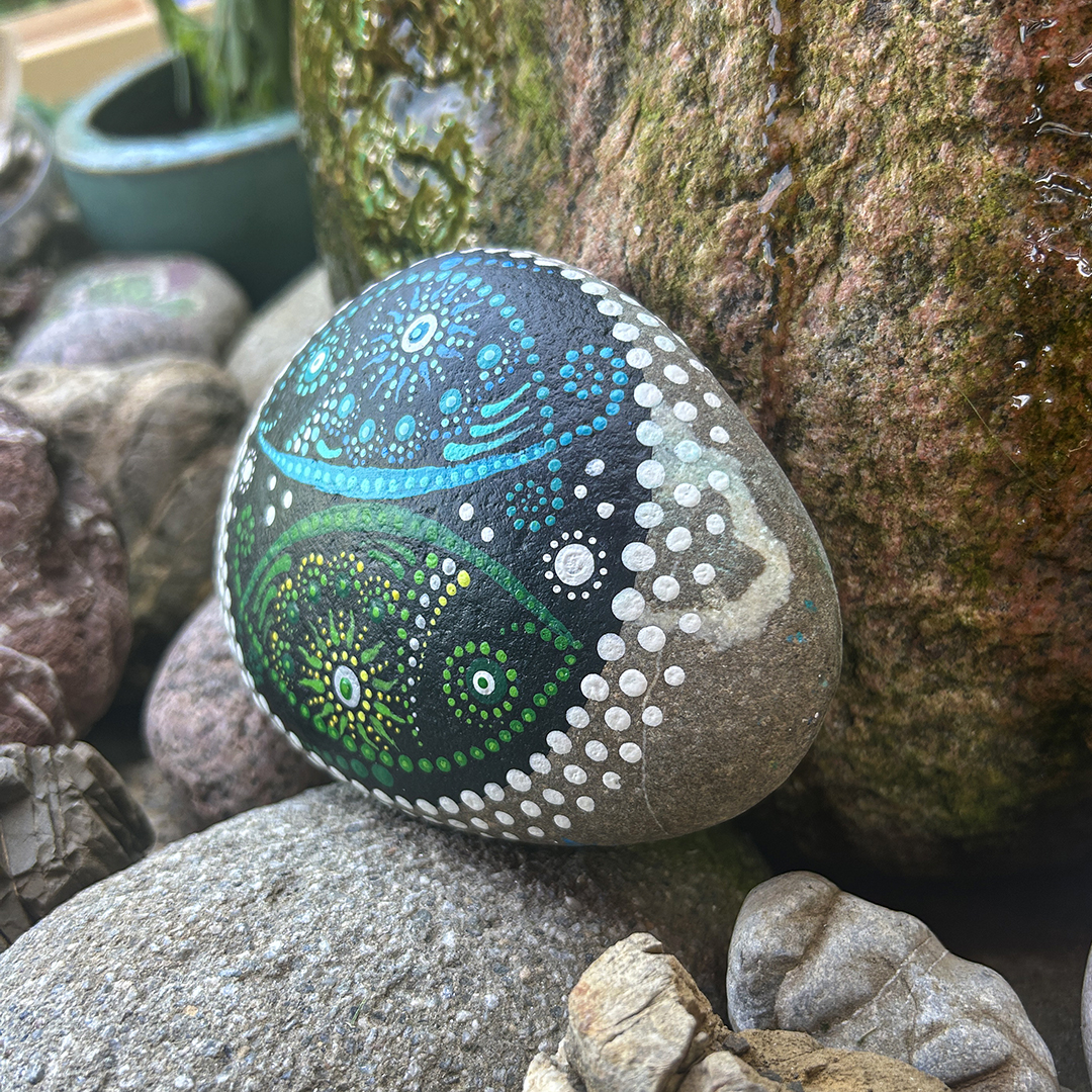 Bemalter Stein mit Sternzeichen Fische seitlich