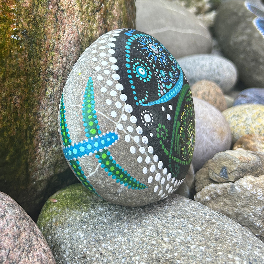 Bemalter Stein mit Sternzeichen Fische seitlich