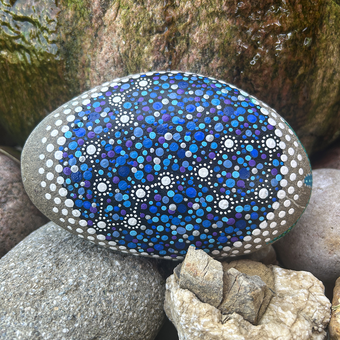 Bemalter Stein mit Sternbild Fische