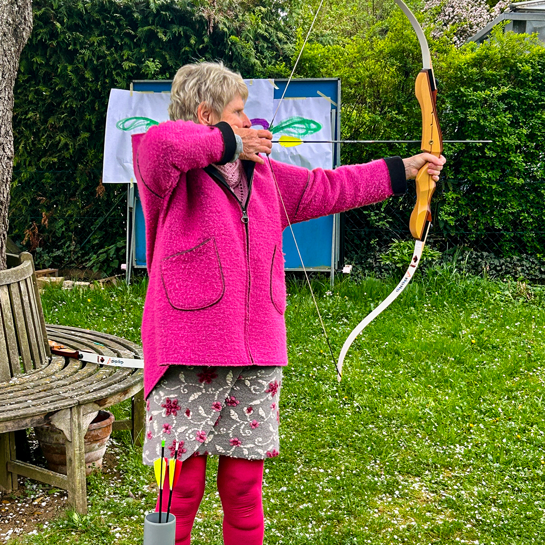 Frau beim therapeutischen Bogenschießen