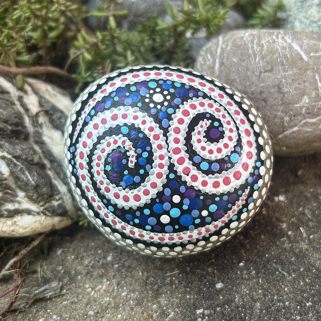 Bemalter Stein mit astrologischen Symbol Krebs